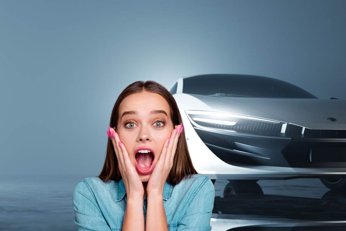 una supercar e una ragazza con espressione meravigliata