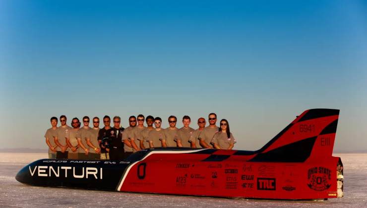 La VBB-3 con l'equipe Venturi che l'ha realizzata