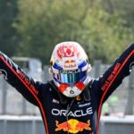 Verstappen a braccia alzate