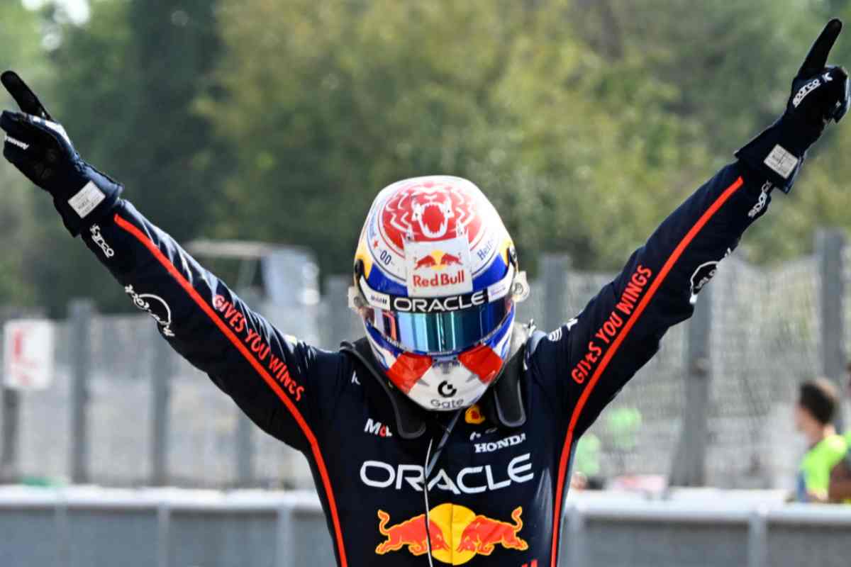 Verstappen a braccia alzate