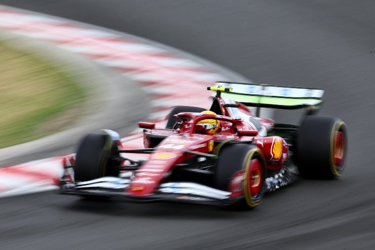 Lewis Hamilton in pista con la Ferrari