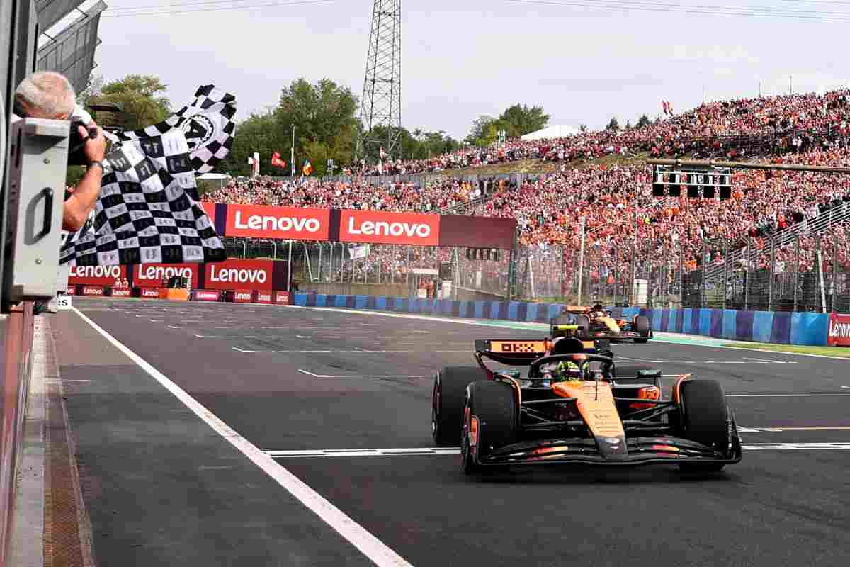 una monoposto di Formula 1 taglia il traguardo