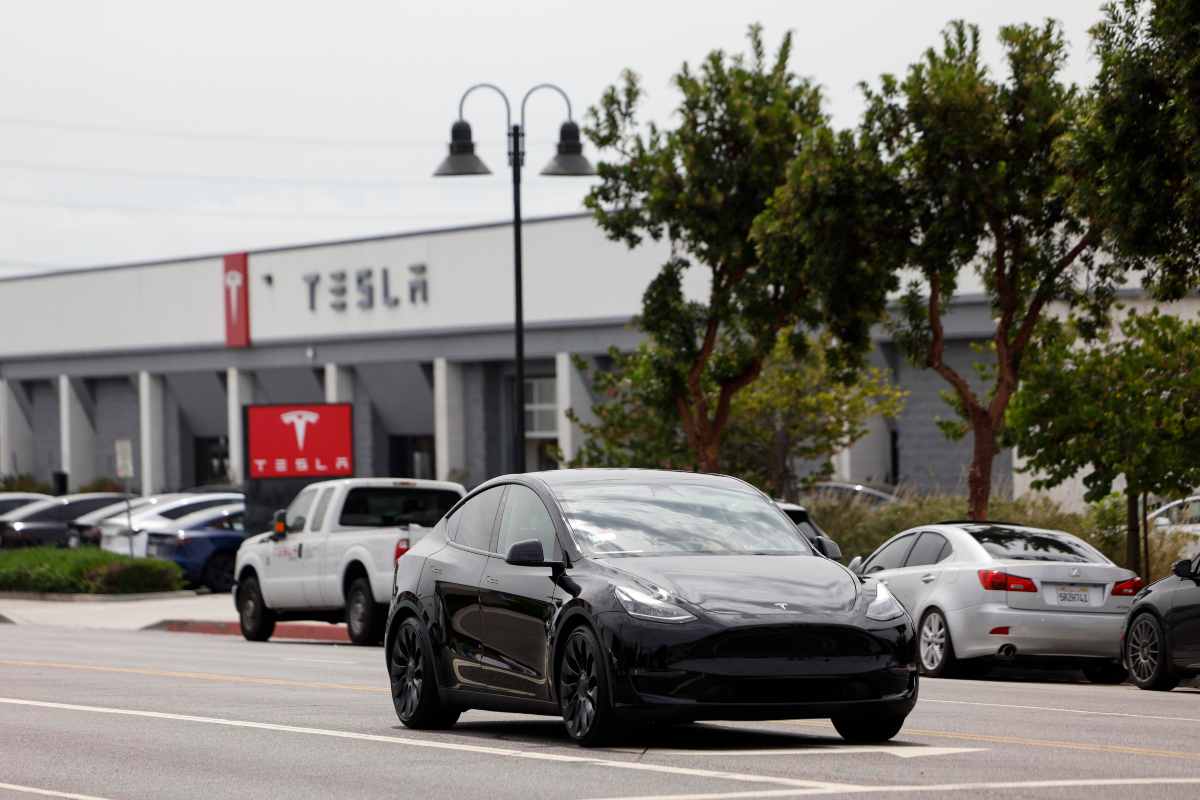 Un'auto di Tesla in strada