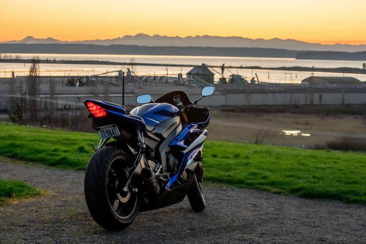 Una moto Yamaha parcheggiata all'aperto