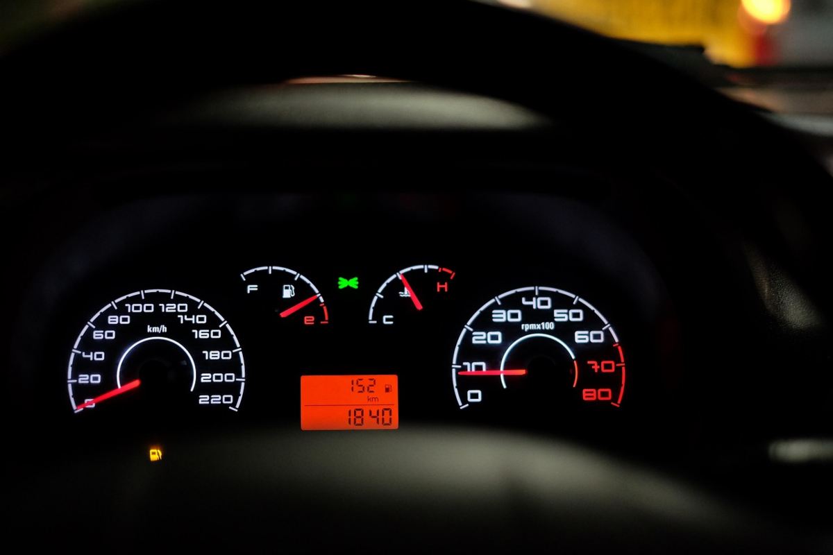 Sterzo dell'auto e cruscotto