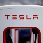 Il simbolo di Tesla sui Supercharger