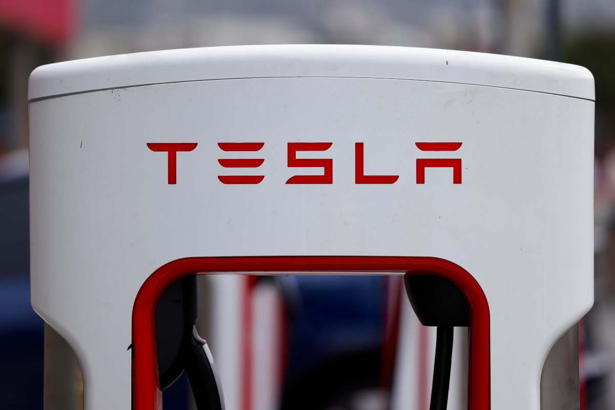 Il simbolo di Tesla sui Supercharger