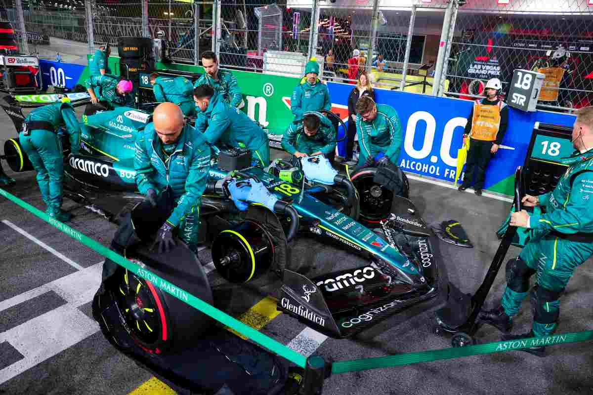 L'Aston Martin in griglia di partenza