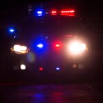 Un'auto della Polizia con le luci accese