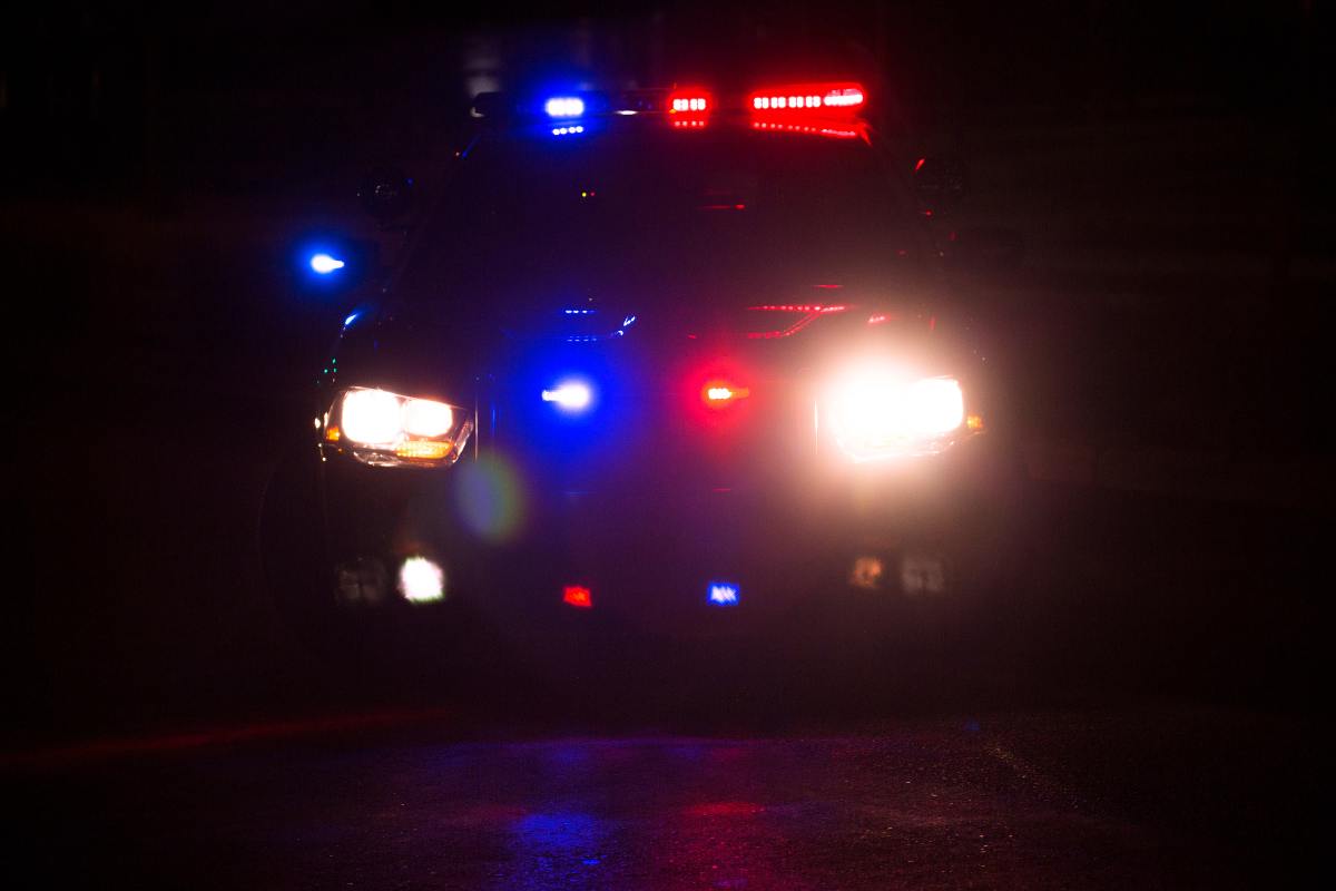 Un'auto della Polizia con le luci accese