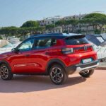 un'auto parcheggiata di colore rosso