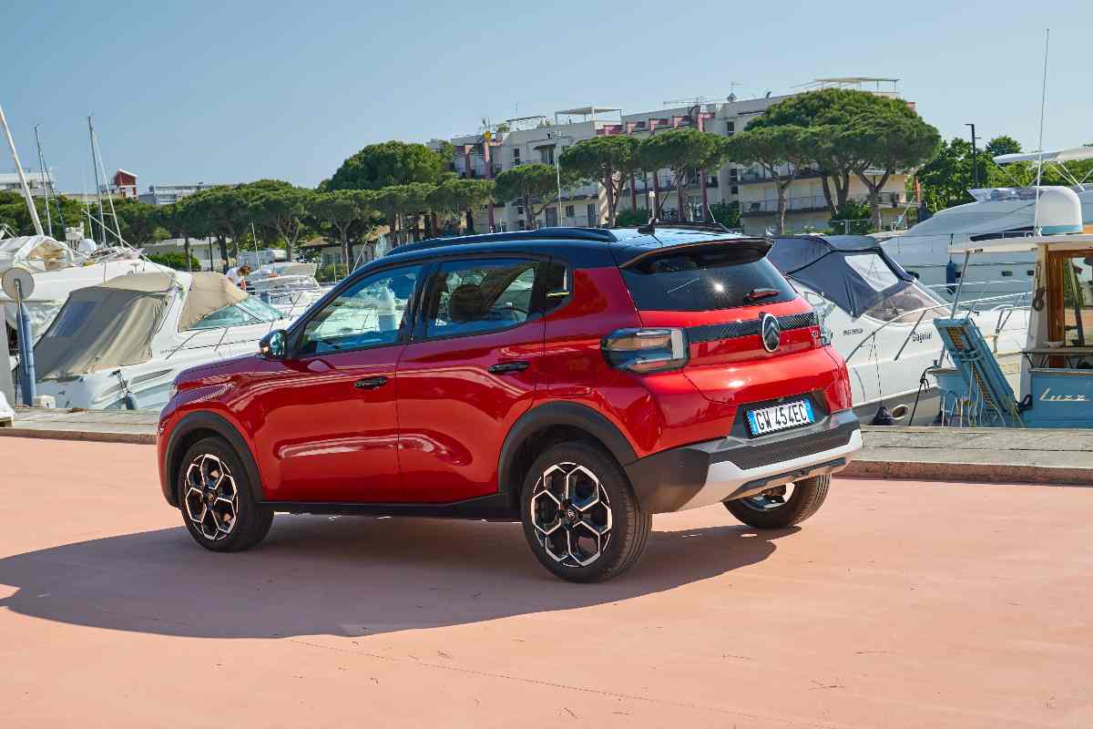 un'auto parcheggiata di colore rosso