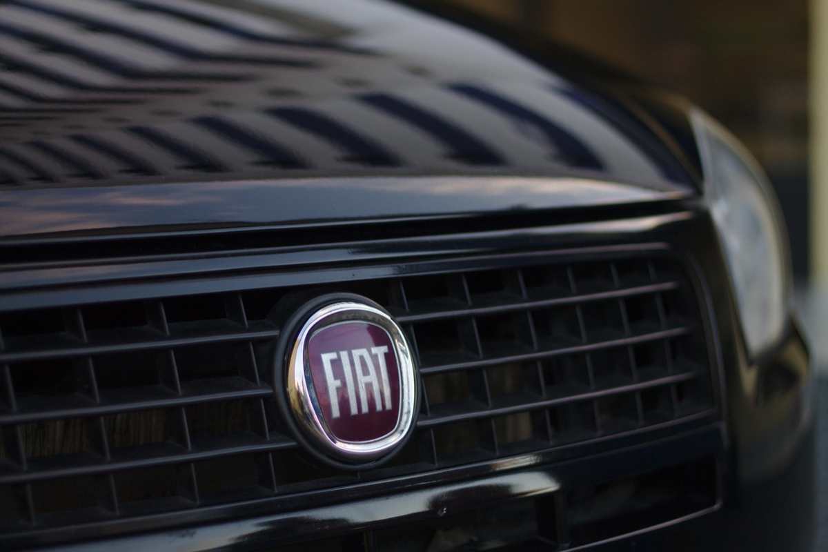 Il marchio FIAT sull'auto