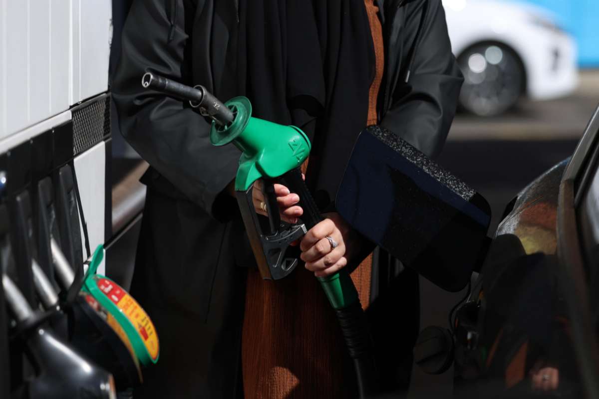 Il rifornimento di diesel al distributore