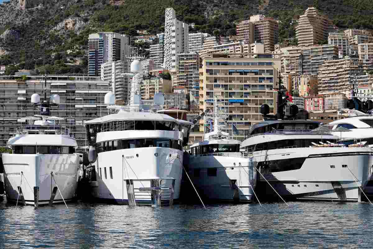 Una serie di Yacht parcheggiati