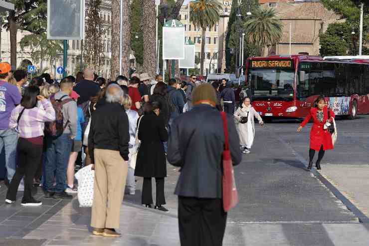 persone in attesa dell'autobus
