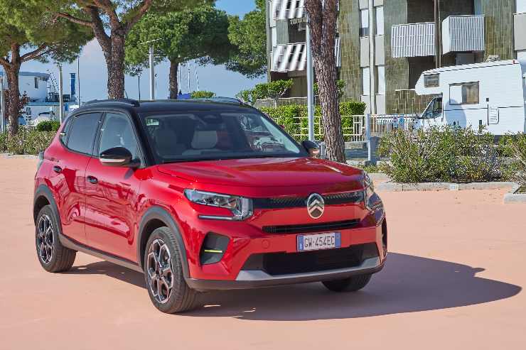 un'auto citroen di colore rosso