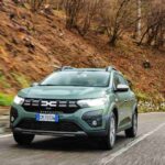 una dacia sandero in strada