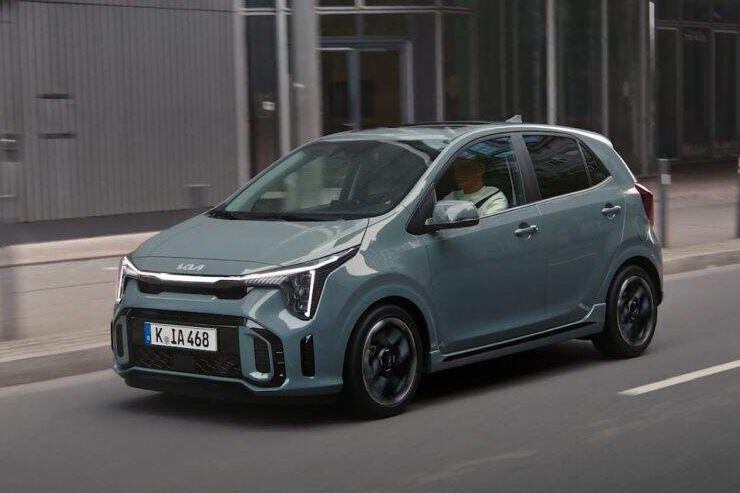 un'auto di colore grigio in strada