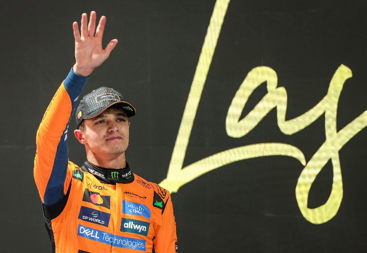Lando Norris saluta il pubblico