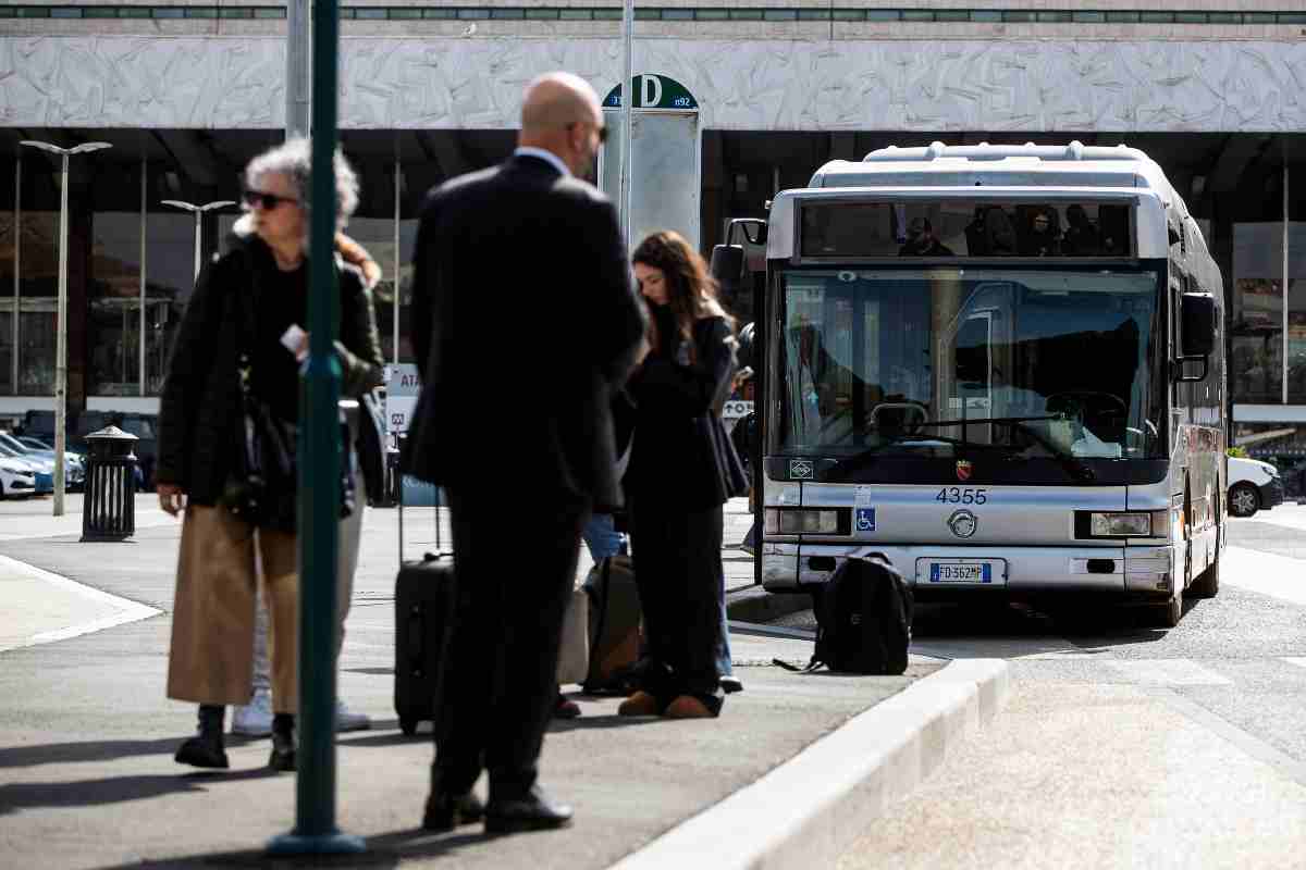 passeggeri in attesa dell'autobus