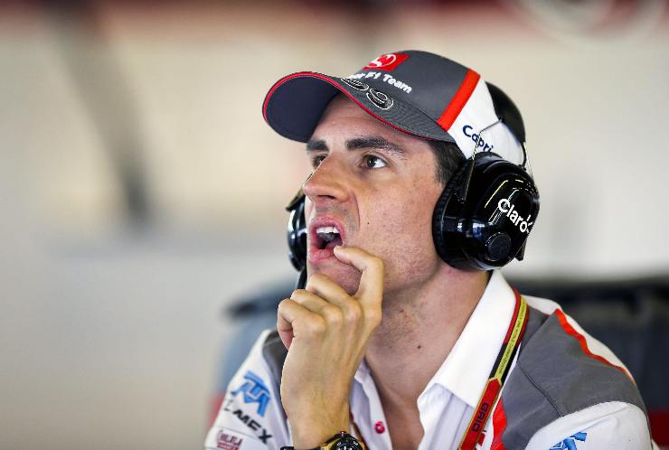Adrian Sutil ai box durante un Gran Premio