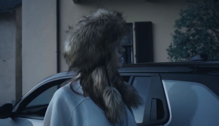 Clara esce dalla Jeep Avenger nel videoclip del suo ultimo singolo