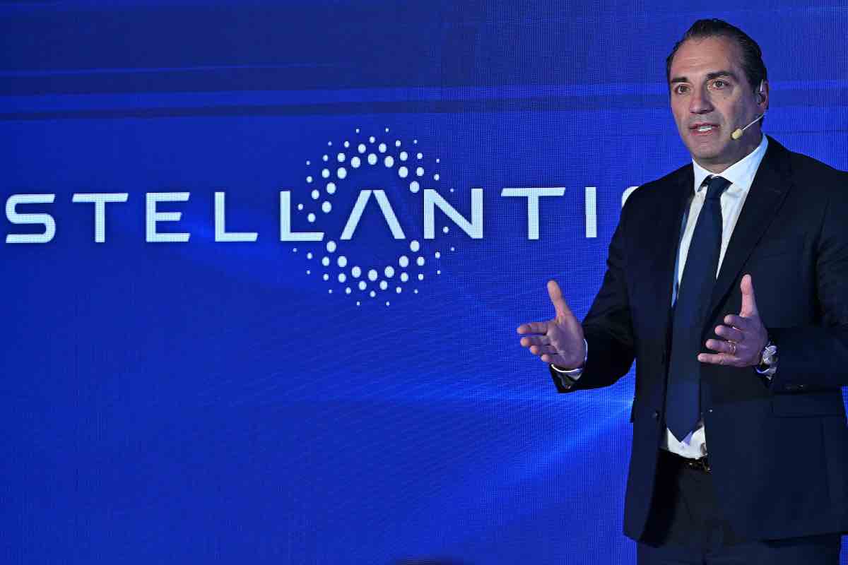 Stellantis cambia idea e assume