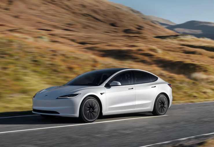 Tesla Model 3 su strada