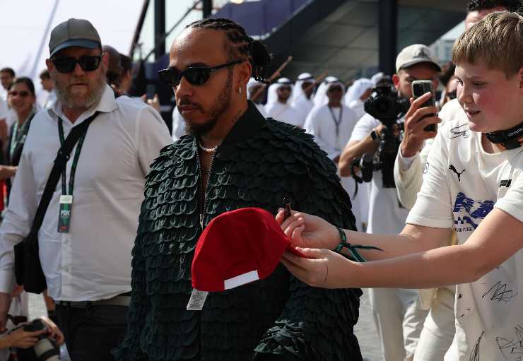 Hamilton circondato dai tifosi