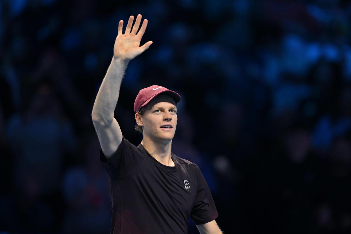 Jannik Sinner saluta il pubblico