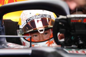 Tsunoda nell'abitacolo della Red Bull