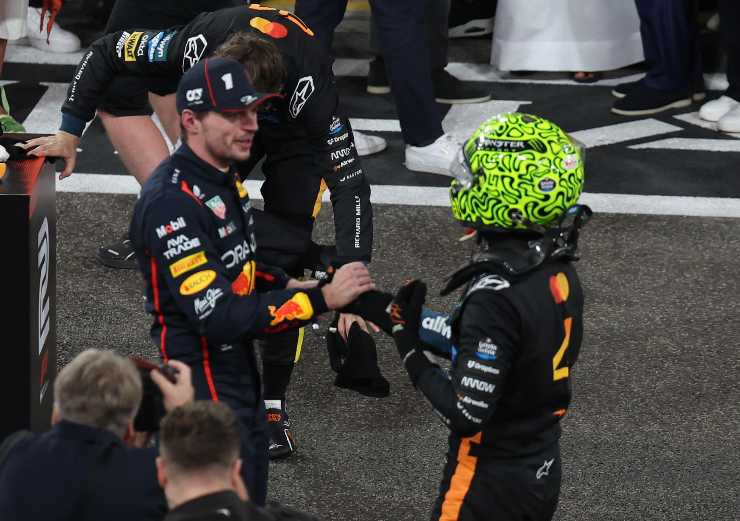 Verstappen e Norris si stringono la mano