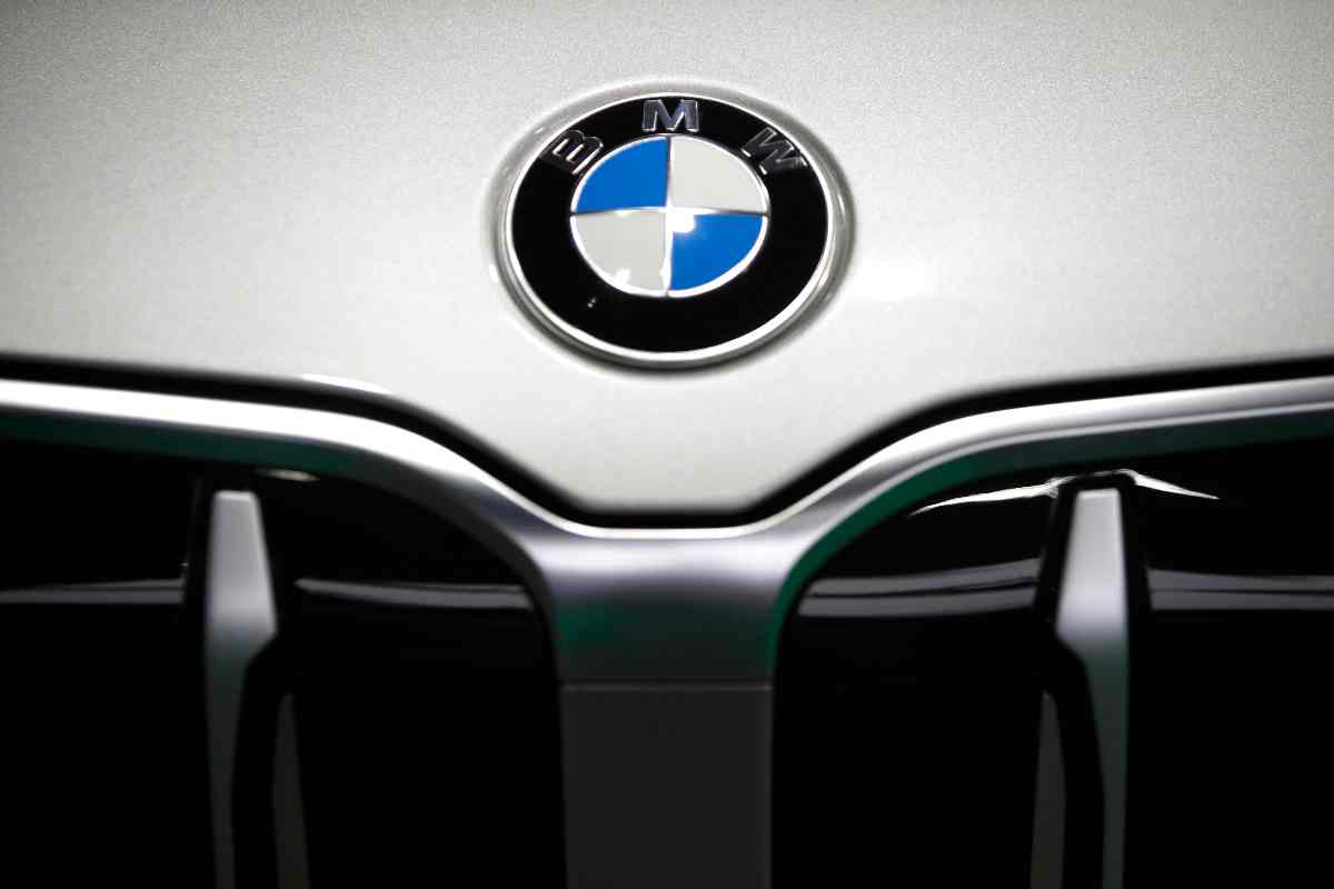 bmw logo crisi